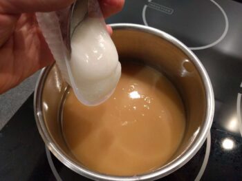Dans une casserole, faire chauffer la purée et le sucre inverti