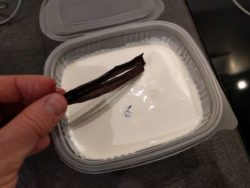 Pour préparer cette mousse à la vanille pour entremets, faire infuser la vanille 24h dans le lait si vous avez le temps