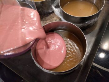 Laisser refroidir, utiliser en verrine ou bien couler dans un cercle et congeler pour faire l'insert de l'entremets Pêche Melba