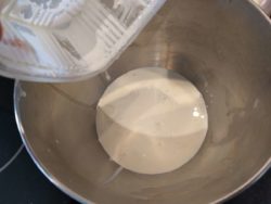 En parallèle, verser la crème liquide froide dans un bol froid