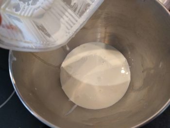 En parallèle, verser la crème liquide froide dans un bol froid