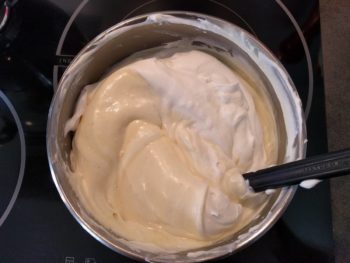 Mettre 1/3 de la crème dans la ganache et mélanger doucement à la maryse