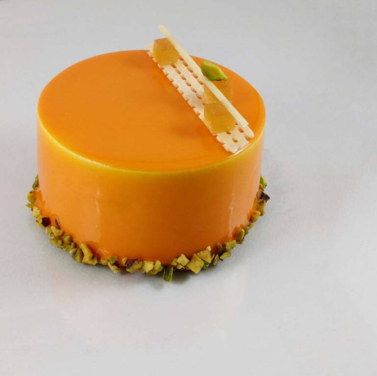 Entremets pêche framboise avec glaçage miroir
