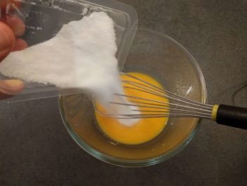 Démarrer la crème anglaise en blanchissant les jaunes avec le sucre