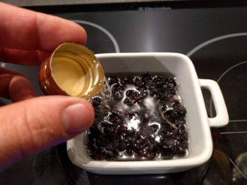 Réhydrater les raisins avec de l'eau et éventuellement du rhum