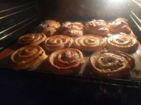 Pains aux raisins en cours de cuisson