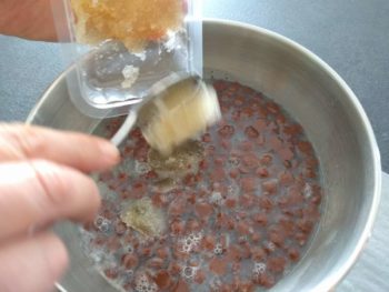 Ajouter la gélatine réhydratée quand le mélange a légèrement refroidi