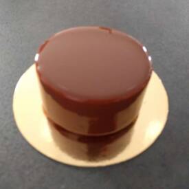 Glaçage miroir au chocolat au lait appliqué sur un entremets