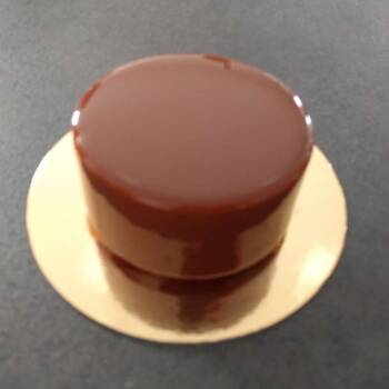 Glaçage miroir au chocolat au lait appliqué sur un entremets