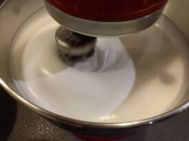 Montrer progressivement les blancs avec le sucre