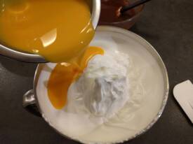 Verser les jaunes sur la meringue et mélanger délicatement