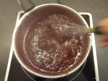 Faire bouillir quelques instants pour retirer un peu peu, puis y jeter la gélatine quand le mélange est juste chaud
