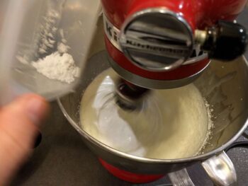 Monter à vitesse moyenne la crème, mascarpone, vanille et sucre glace jusqu'à avoir une texture juste ferme