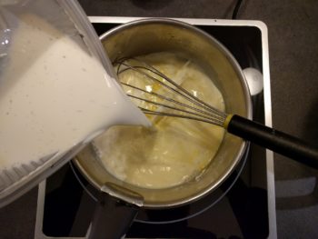 Faire chauffer le lait dans une casserole jusqu'à frémissement
