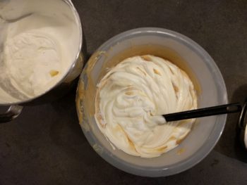 Ajouter ensuite en 3 fois la crème juste montée