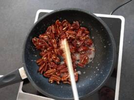 Remuer jusqu'à caramélisation et réserver sur film de cuisson pour laisser refroidir