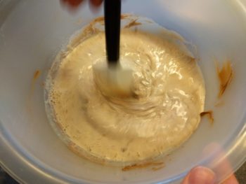 Verser le lait chaud sur le chocolat, laisser fondre 1 min et mélange depuis le centre pour former une ganache