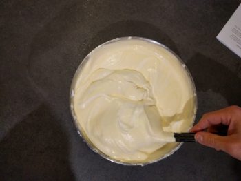 Introduire la crème montée en 3 fois et lisser au fouet