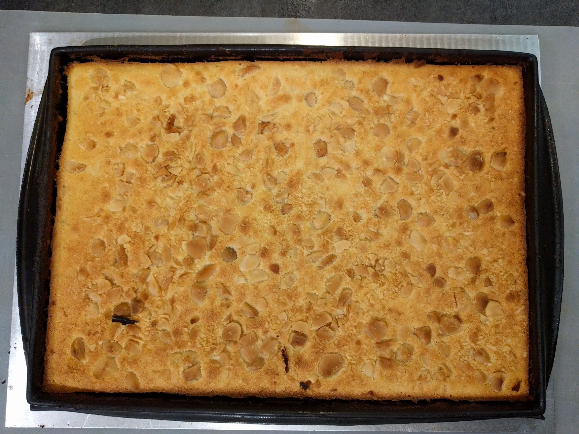 Biscuit moelleux à l'amande, noix de coco et noix de macadamia cuit :