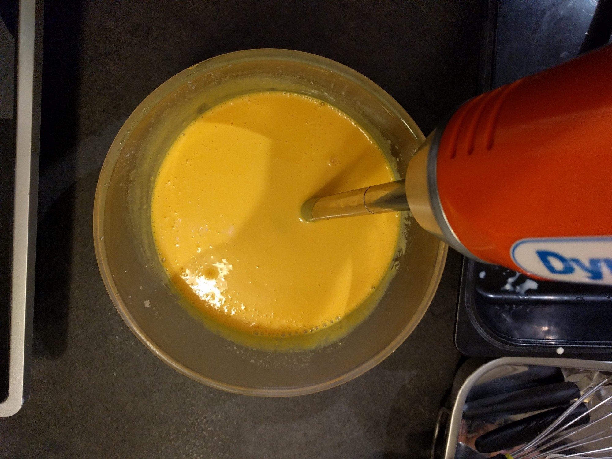 Glaçage miroir jaune : toujours bien mixer sans introduire de bulles d'air !
