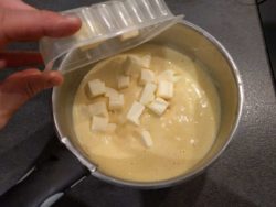Sortir du feu, laisser refroidir en mélangeant régulièrement puis ajouter la moité du beurre