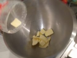 Mettre l'autre partie du beurre dans le beurre du robot