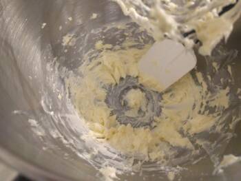 Fouetter jusqu’à qu'il soit crémeux et réserver dans un bol