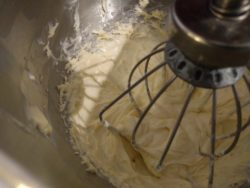 Fouetter la crème pâtissière jusqu'à obtenir une texture homogène