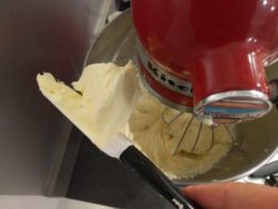 Ajouter progressivement le beurre crémé à la crème pâtissière tout en fouettant vigoureusement