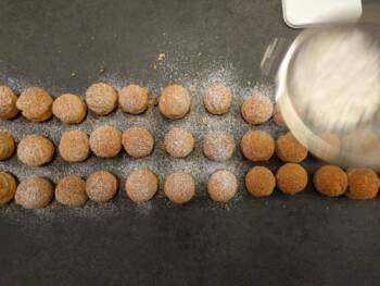 Refermer ensuite les choux du Paris Brest et saupoudrer éventuellement d'un peu de sucre glace