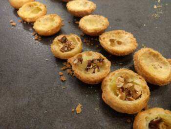 Scalper les choux et les garnir éventuellement de fruits secs caramélisés