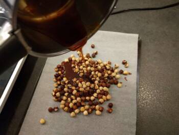 et verser le caramel sur les noisettes