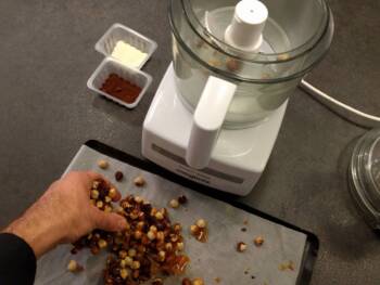 Une fois le caramel froid, le briser en morceaux