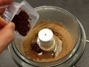 Quand vous obtenez une pâte, ajouter la poudre de cacao, le chocolat au lait fondu