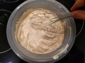 Lisser doucement avec le fouet pour terminer votre mousse au zéphyr Caramel