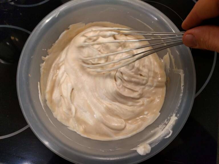 Lisser doucement avec le fouet pour terminer votre mousse au zéphyr Caramel
