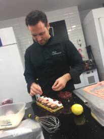 Votre serviteur terminant le St Honoré revisité pour la St Valentin lors d'un cours chez Cerf Dellier