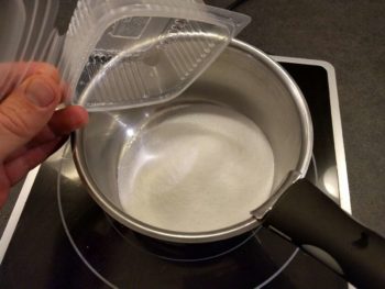 Verser le sucre dans une casserole
