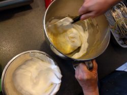 Ajouter en trois fois la crème montée à la crème pâtissière