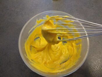 Jusqu'à que votre crème pâtissière soit onctueuse et sans grumeaux. Introduire aussi la gélatine fondue quelques secondes au four micro-onde