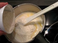 faire fondre le beurre, le sucre, sel dans le liquide (eau et/ou lait) puis verser la farine hors du feu