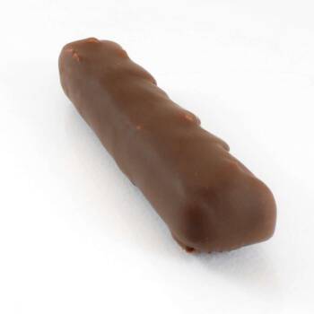 Barre chocolatée au praliné maison et une fine couche de caramel beurre salé