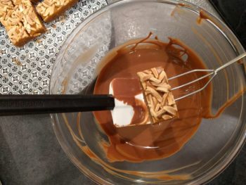 Tremper les barres dans le chocolat tempéré