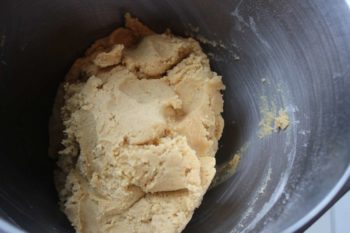 Ajoutez la farine pour obtenir une pâte de cette consistance