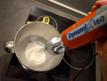 Fouetter le sucre avec les blancs dans un cul de poule