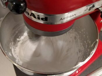 Puis battre jusqu'à complet refroidissement.