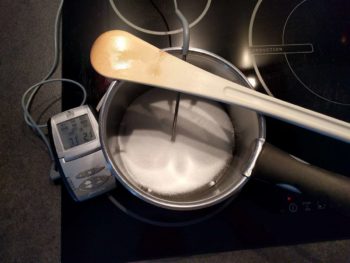 Lancer un caramel à sec en faisant chauffer le glucose et le sucre à feu moyen