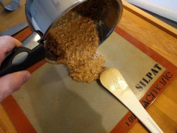 Une fois cuite, verser la nougatine chaude sur un papier sulfurisé ou mieux, un silpat