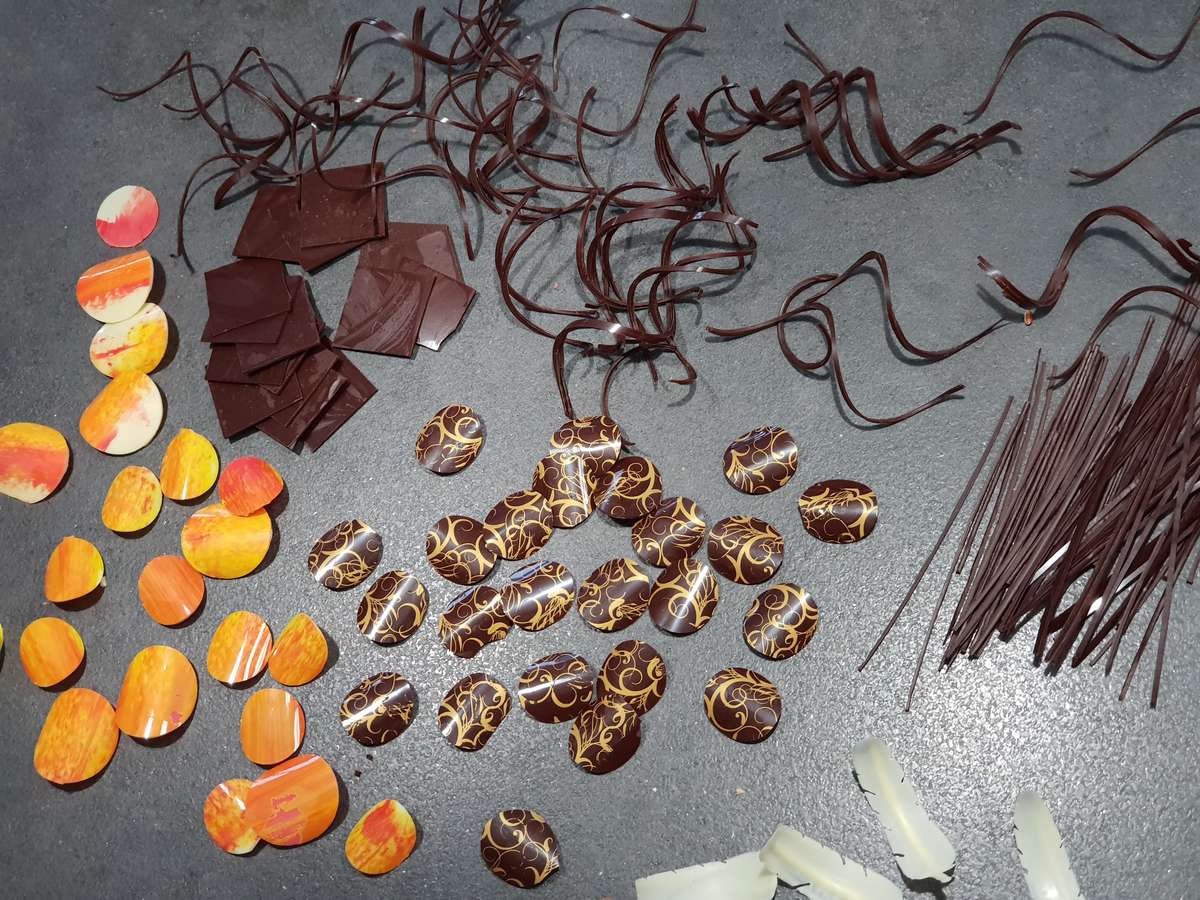 Production de décoration en chocolat avec du chocolat tempéré