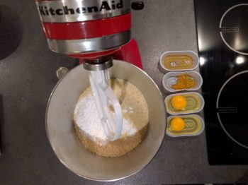 Déposer dans la cuve du robot le beurre mou, le sucre glace et les poudres de fruits secs